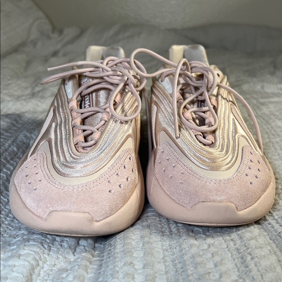 adidas Ozelia Women's Sneakers in Light Pink and Gold size 7.5 - Picture 2 of 10